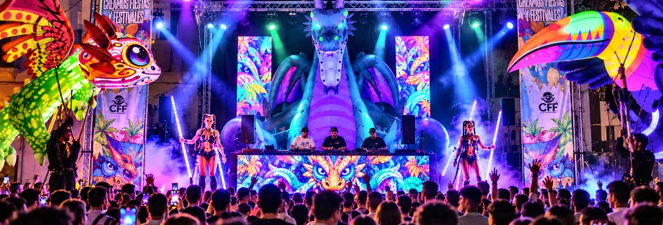 Escenario Dragon Fest: dragón hinchable gigante, bailarinas con luces y personajes en zancos